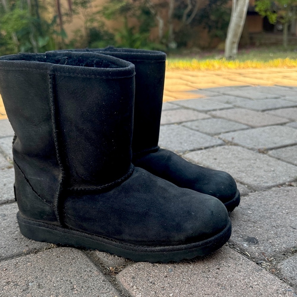 UGG Classic Boot, kids size 2, color black